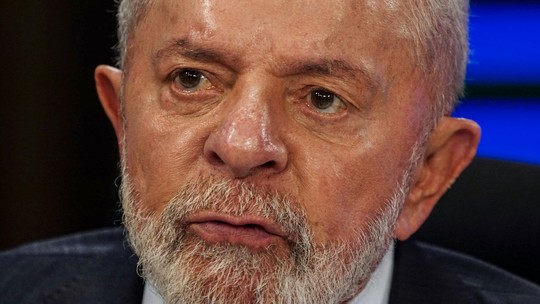Lula volta a enfrentar protesto de professores e faz acenos à educação