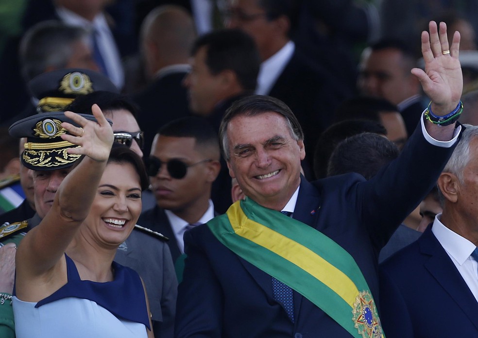 Bolsonaro acena para o público ao lado da primeira-dama, Michelle, em Brasília — Foto: Cristiano Mariz/Agência O Globo