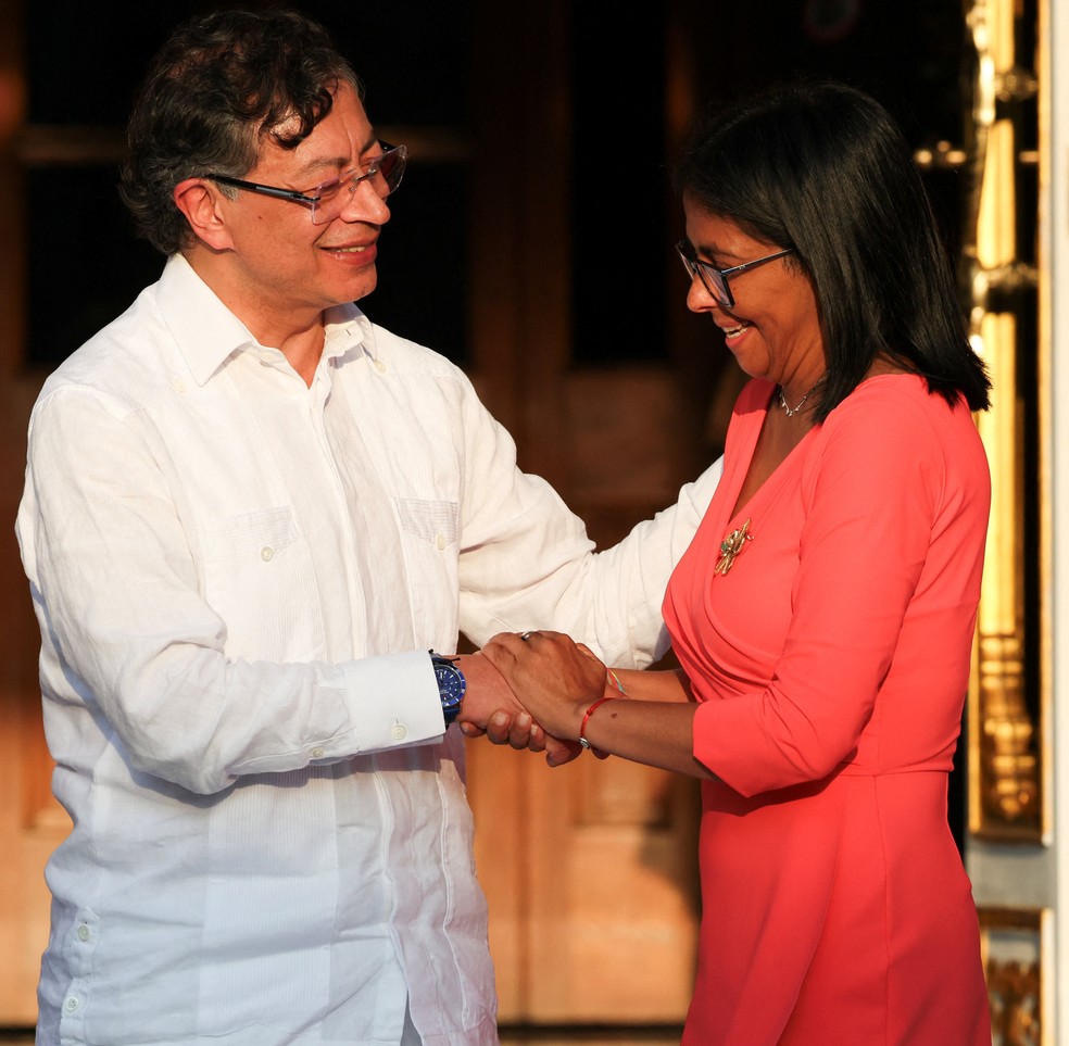 Gustavo Petro e Delcy Rodríguez em Caracas — Foto: Reuters/Leonardo Fernandez Viloria