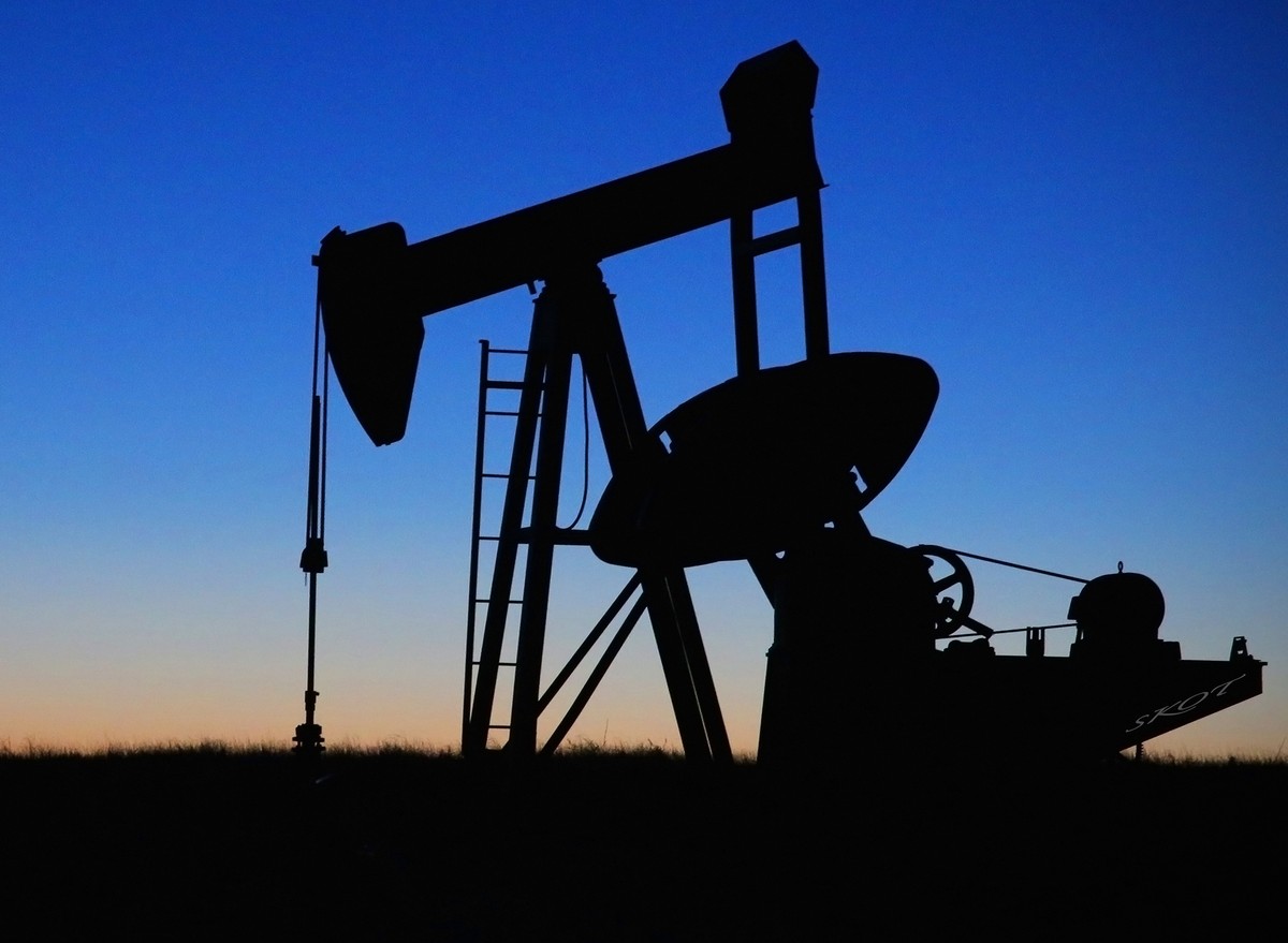 Petróleo cai com guerra comercial e excesso de oferta, mas alívio na bomba ainda divide especialistas