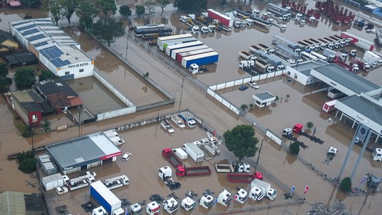Ressaca no litoral do RS atinge cidade do Rio e ruas são inundadas