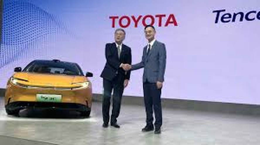 Executivos de Toyota e Tencent anunciaram parceria no Salão do Automóvel de Pequim