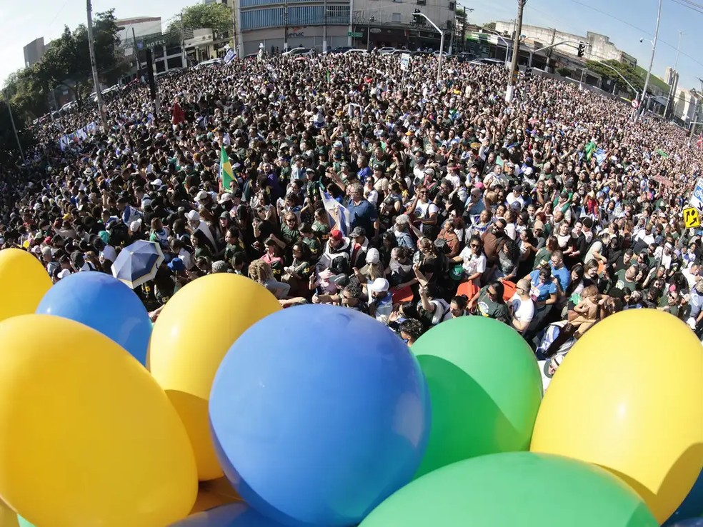 Multidão de fiéis acompanham a 33ª Edição da Marcha para Jesus, cujo trajeto saiu do Metrô Luz em direção à Praça Heróis da Força Expedicionária Brasileira, próxima ao Campo de Marte, em São Paulo (SP) — Foto: Paulo Pinto/Agência Brasil