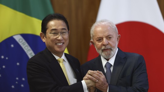 Lula sugere a premiê do Japão comer churrasco em SP e comprar carne do Brasil