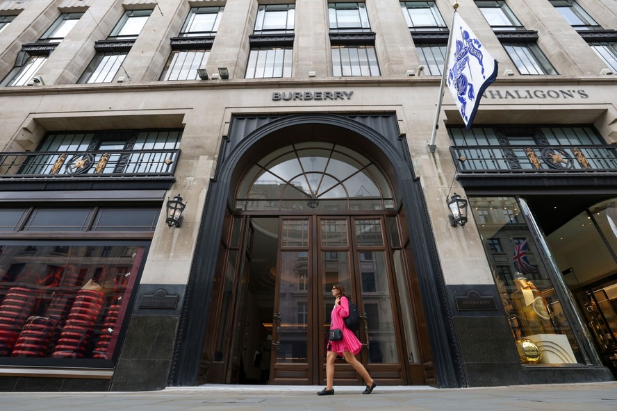 Burberry recupera terreno ao se manter fiel à sua identidade, diz CEO ...