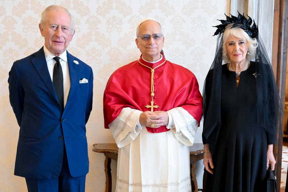 Rei Charles III, Papa Leão XIV e a Rainha Camila da Inglaterra  — Foto: Vatican Media via AP, HO