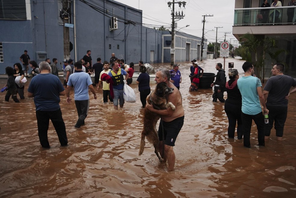 Moradores fogem da enchente em Canoas, Rio Grande do Sul — Foto: Carlos Macedo/AP