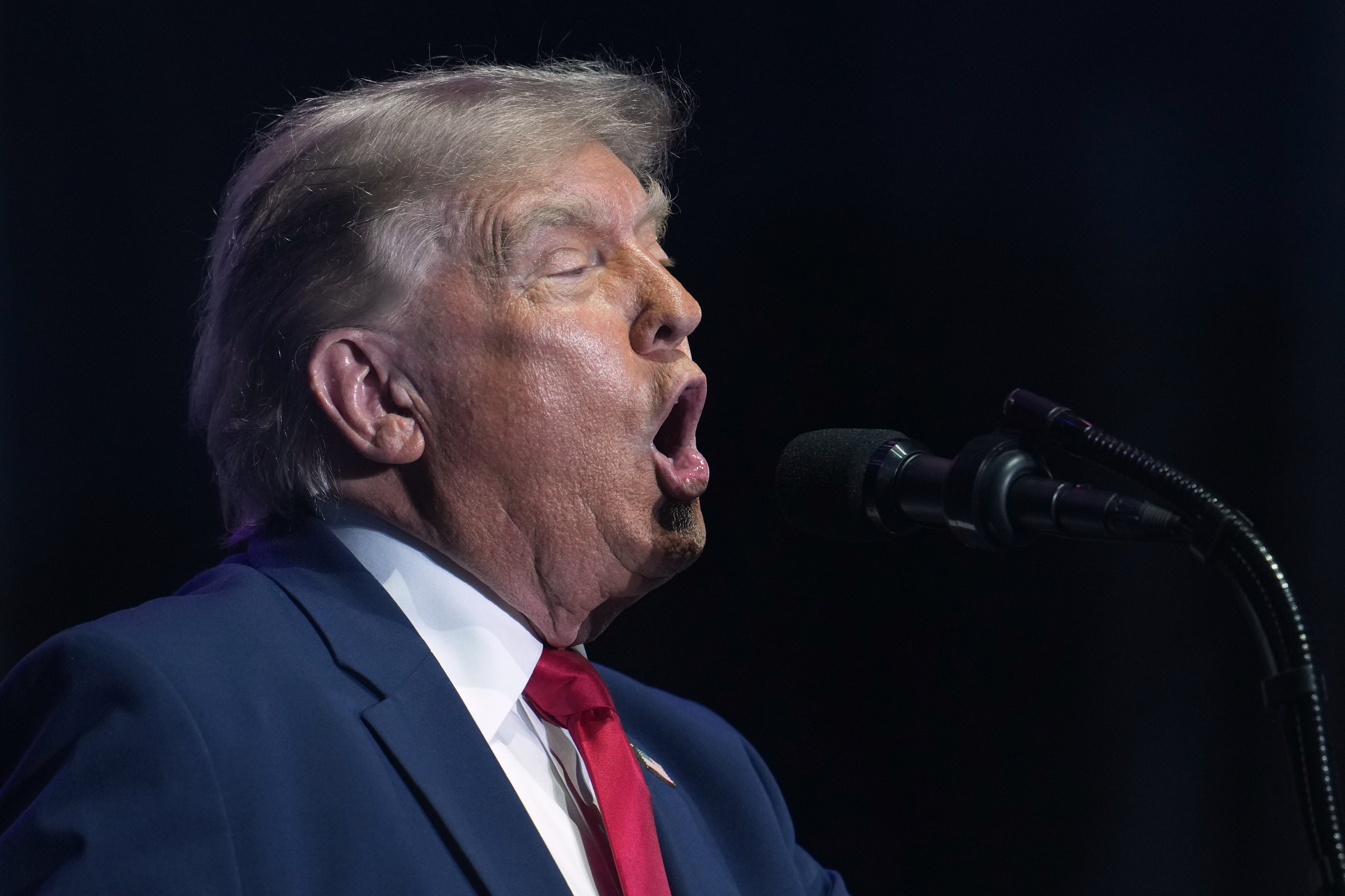 Trump ameaça postos de combustíveis que não baixarem preços: ‘Grandes problemas virão’
