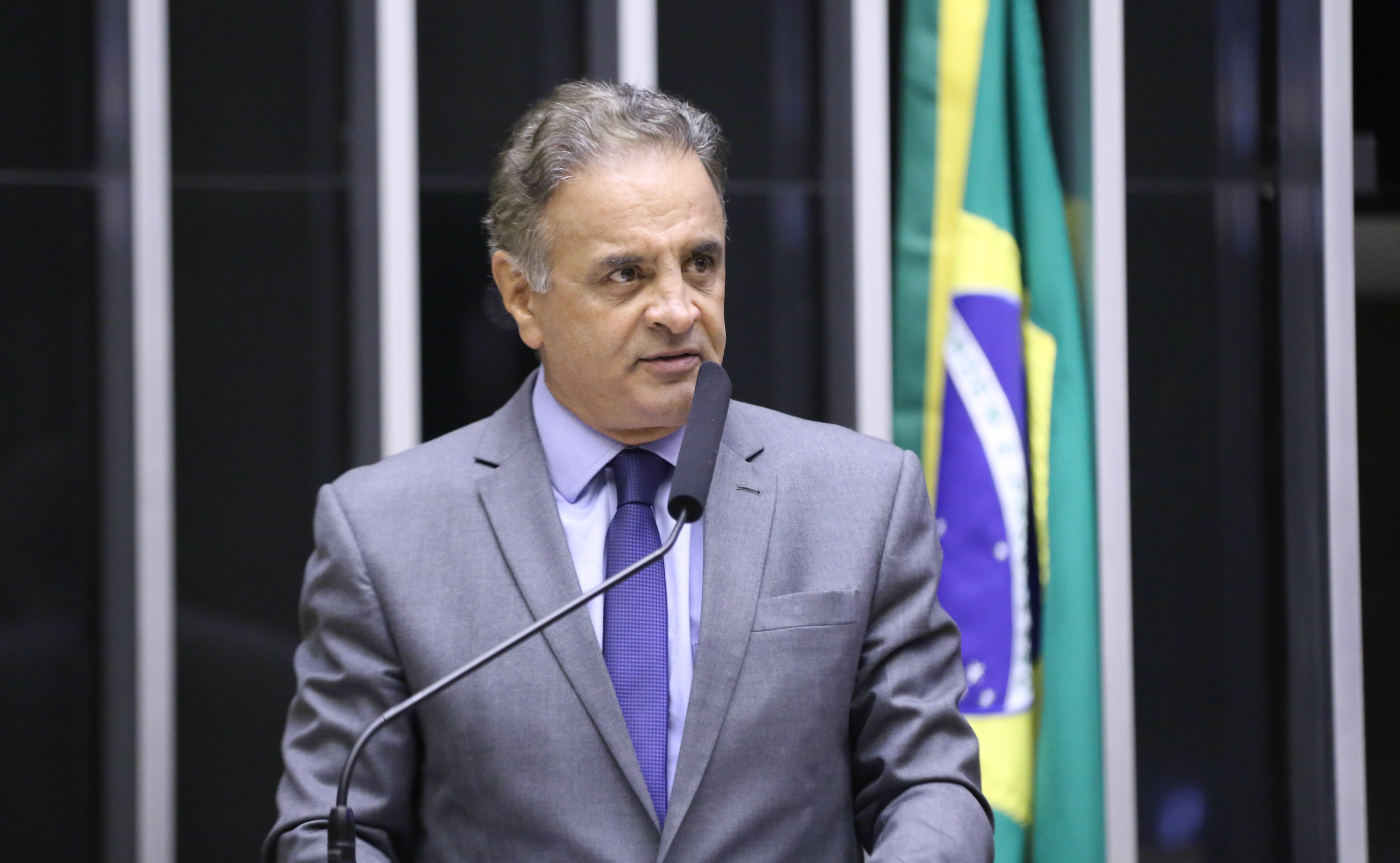 PDT retira candidatura ao Senado em MG para abrir vaga a Aécio Neves - QTU Questões do Universo