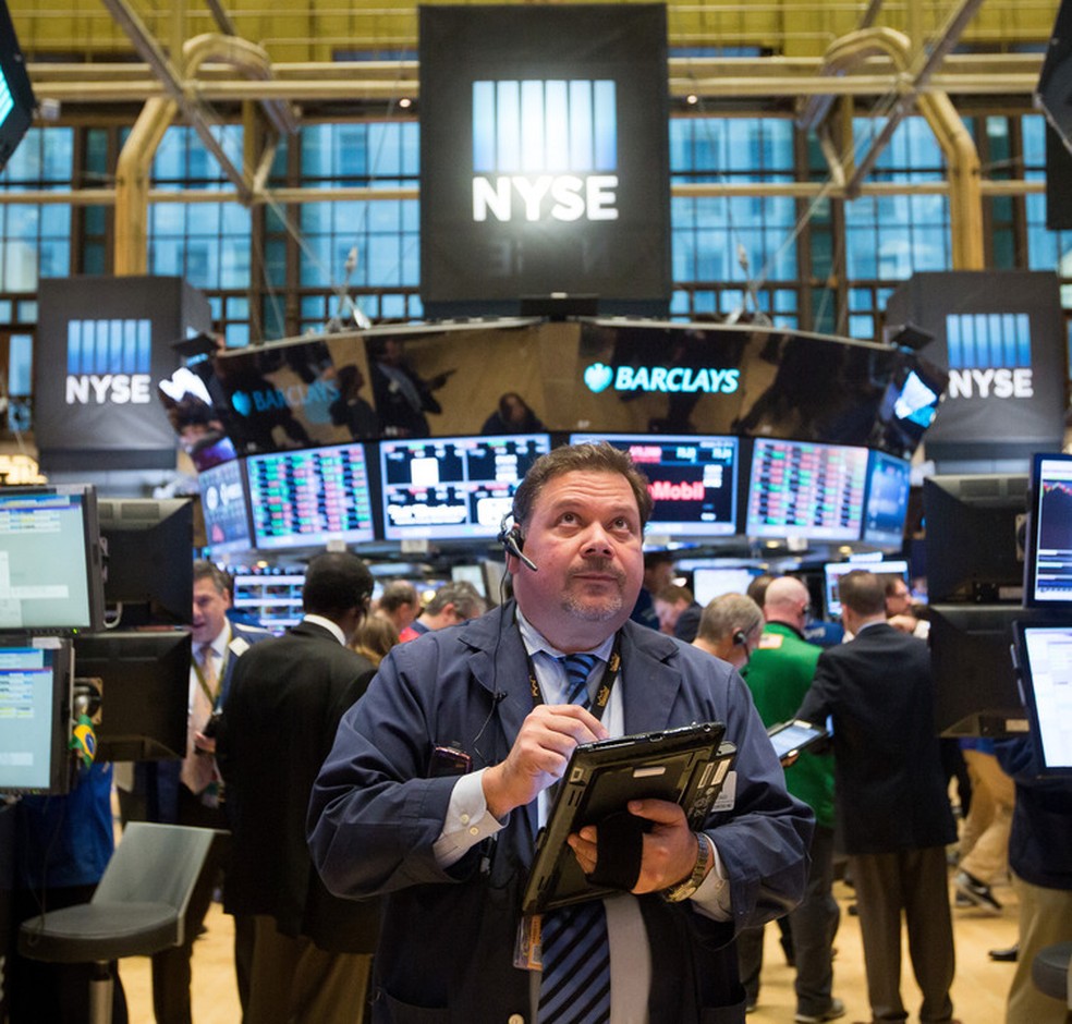Investidores acompanham pregão em Nova York com cautela.