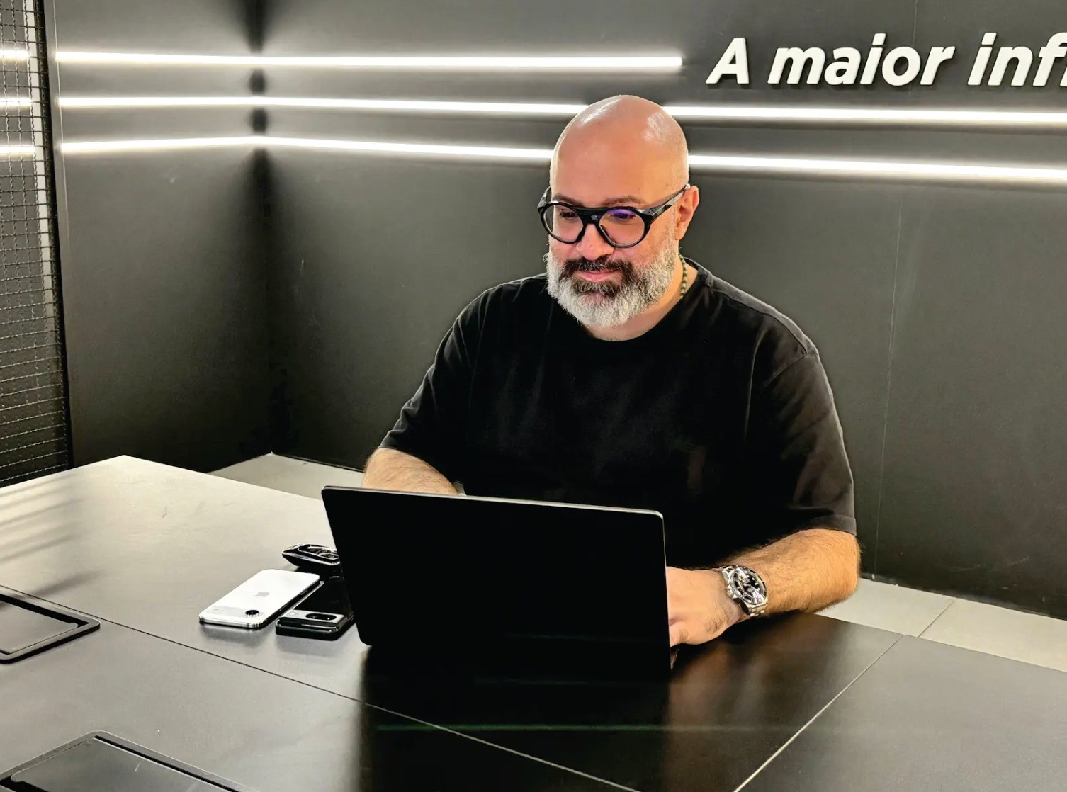 Ao comprar inteligência artificial pronta, a empresa também terceiriza a própria decisão - QTU Questões do Universo
