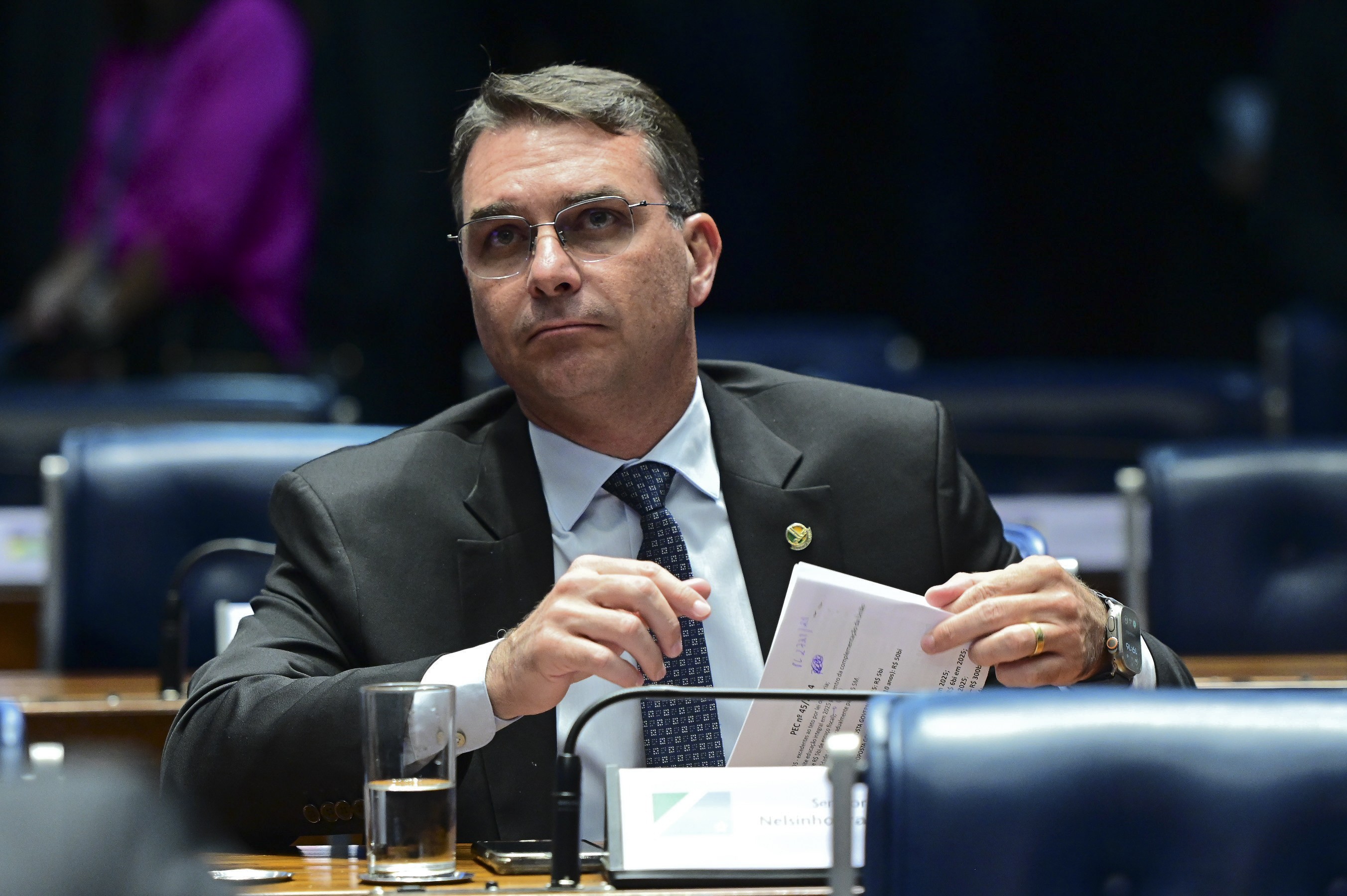 Flávio Bolsonaro diz que denúncia contra pai não tem provas e que PGR se rebaixa