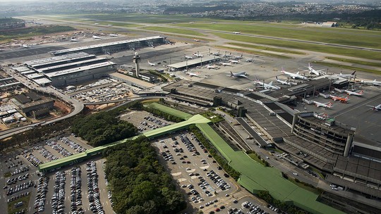 Aeroporto de Guarulhos inicia plano de "contingência" após paralisação de terceirizados e greve de metrô e CPTM