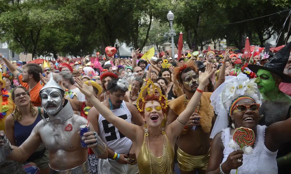 Foliões se divertem em Carnaval de rua — Foto: Fernando Frazão/Agência Brasil