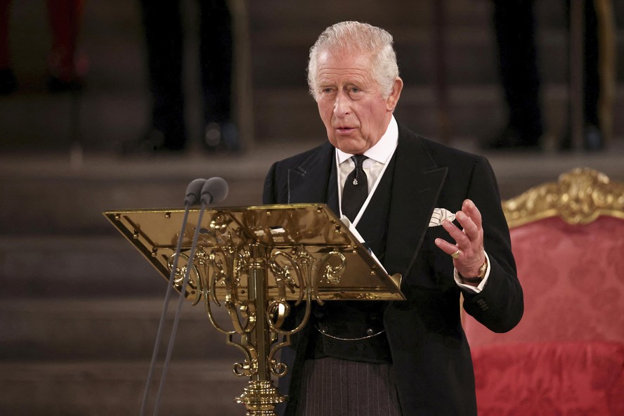 Rei Charles III promete manter dedicação da mãe em 1º discurso no Parlamento britânico