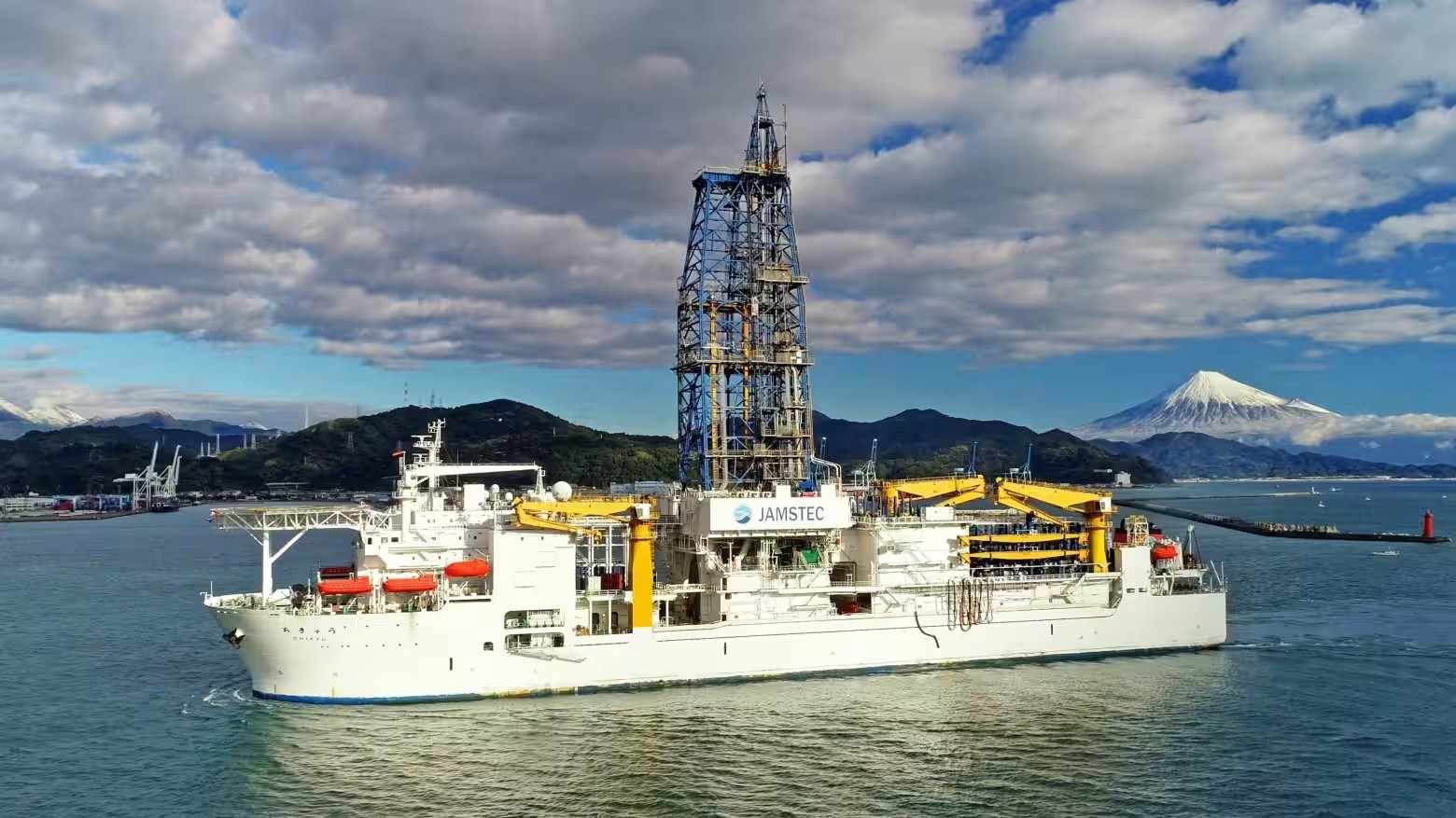 Japão inicia extração pioneira de terras raras em alto mar em 2026