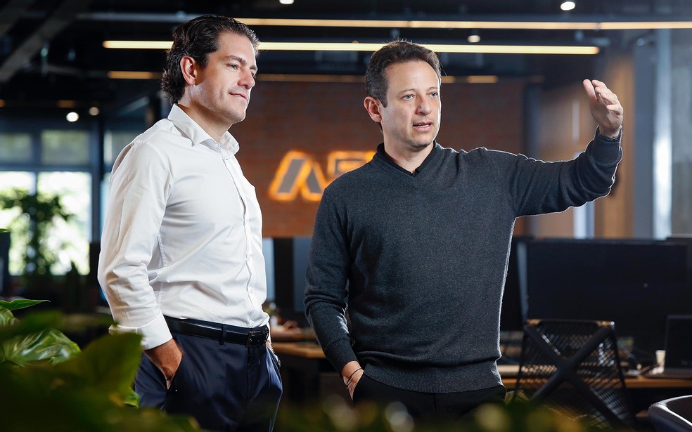 Karel Luketic e Carlos Ferreira, dois dos quatro sócios fundadores da A5X, nova bolsa de derivativos e futuros criada para concorrer com a B3 — Foto: Divulgação