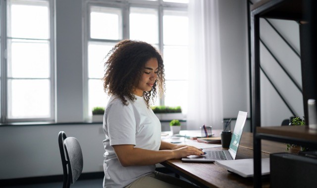 Menos jovens estão fora da escola e do mercado; como transformar esse avanço em oportunidades de primeiro emprego? - Foto