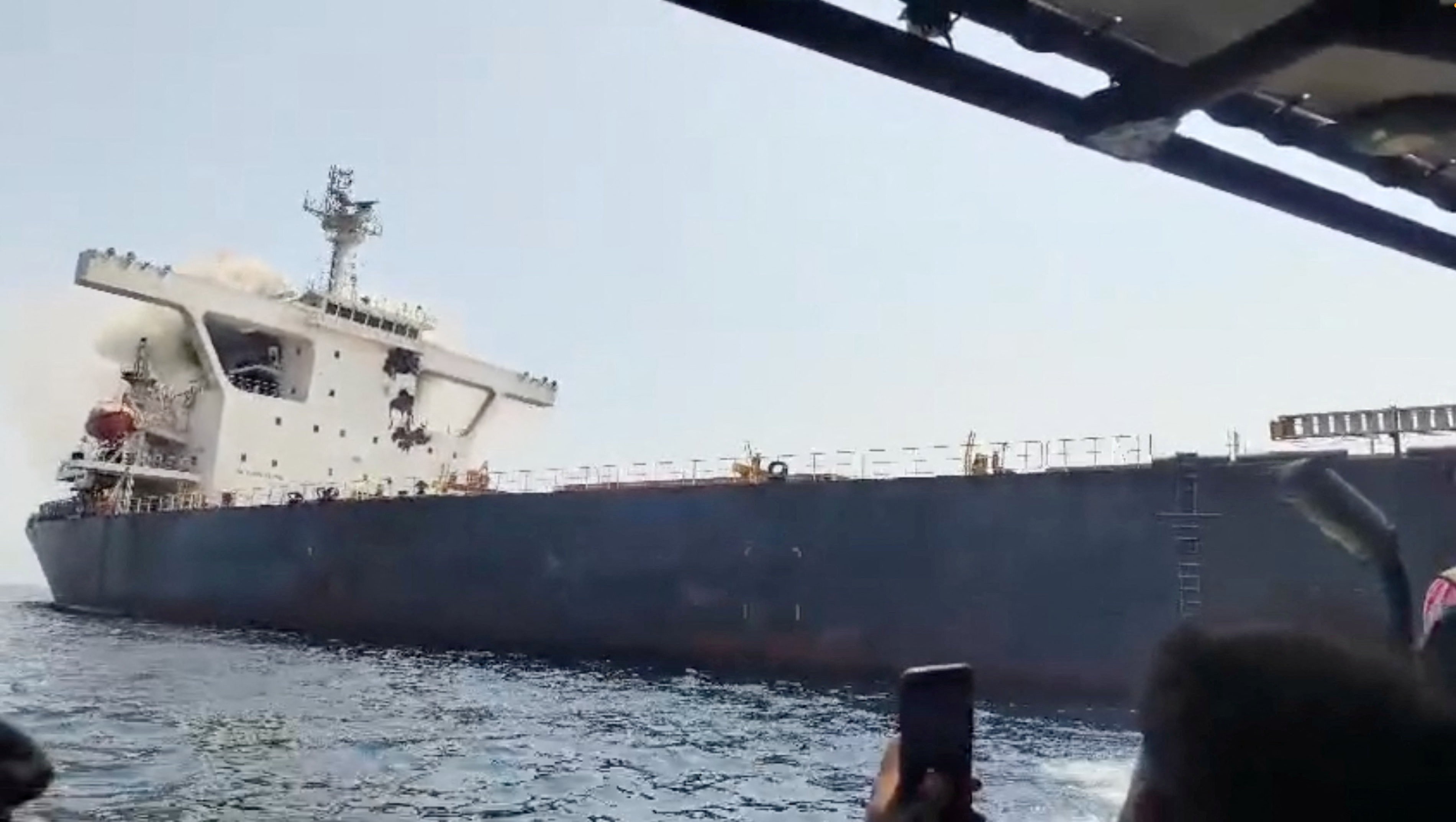 Dois navios afundam perto do Estreito de Ormuz após ataques com projéteis