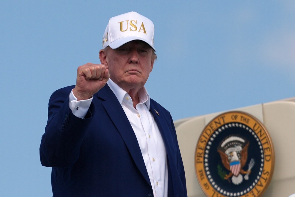O presidente dos Estados Unidos, Donald Trump, embarca no avião presidencial no domingo, 9 de agosto de 2026, em Morristown, Nova Jersey. — Foto: AP/Julia Demaree Nikhinson