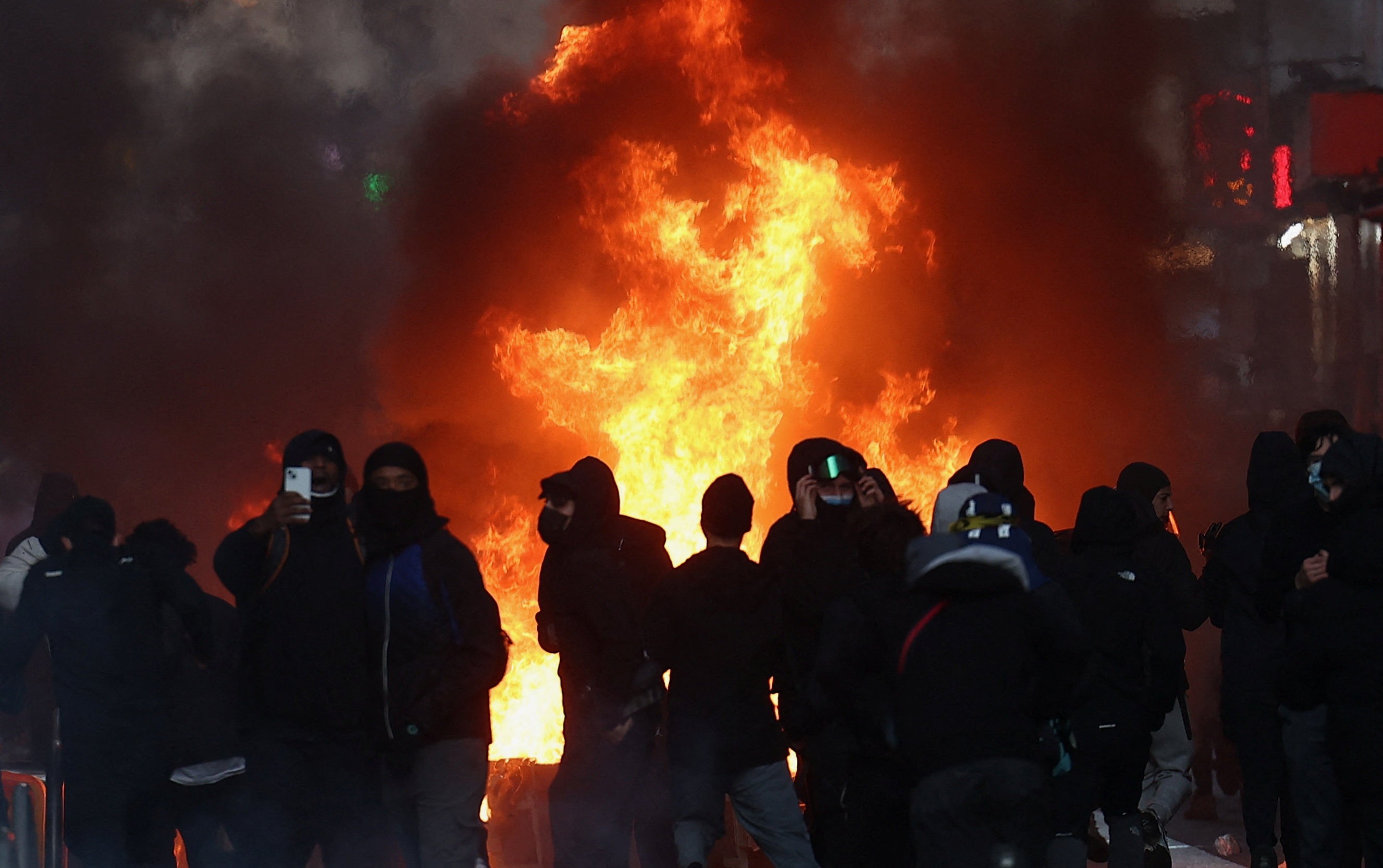Onda de violência em protestos na França pressiona Macron e expõe falhas na segurança