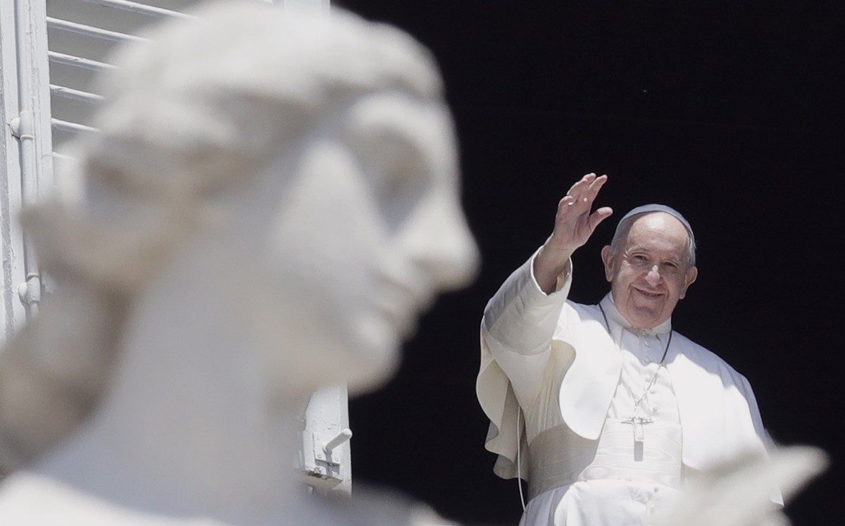 Francisco, o papa dos pobres, humanizou o cargo e buscou reformar a Igreja