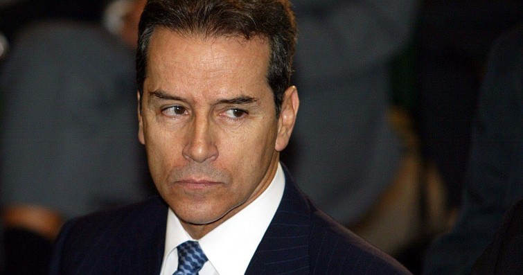 O ex-senador Luiz Estevão foi preso em março de 2016 após ser condenado a 26 anos de prisão pelos crimes de corrupção ativa, estelionato e peculato. A condenação se deu por envolvimento em fraudes nas obras do Tribunal Regional do Trabalho de São Paulo. A passagem do ex-senador pela Papuda foi uma das mais emblemáticas. Ele chegou a ser conhecido como o "dono da cadeia". Foi condenado por custear uma reforma no local e também por corrupção, por troca de favores e regalias. Uma varredura em sua cela, em 2018, derrubou a cúpula do sistema prisional da época. Foram encontrados "itens proibidos", como cafeteira e alimentos importados, documentos e verificada a entrada de visitas fora do horário de expediente e sem verificação de segurança. Foto: Valor