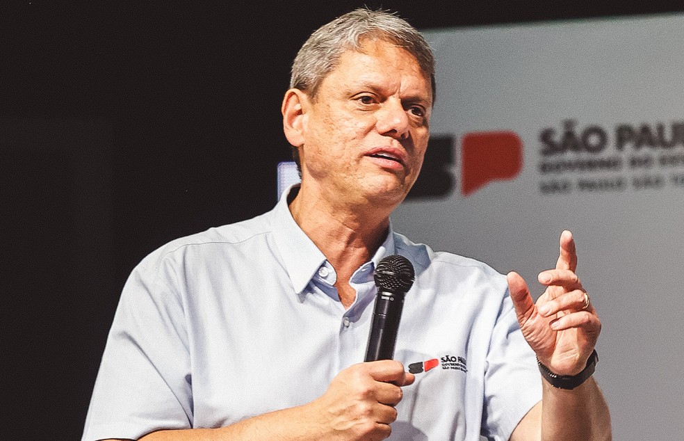 Governador Tarcísio de Freitas em evento político.
