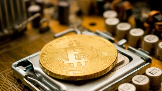 Bitcoin sobe mais de 3% após passar maior parte da semana em queda