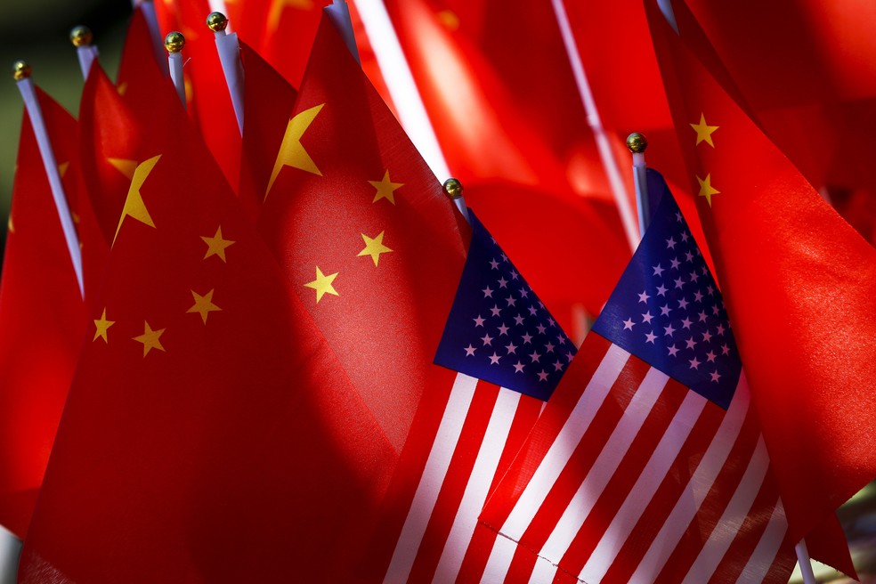 Bandeiras da China e dos EUA — Foto: Andy Wong/Associated Press