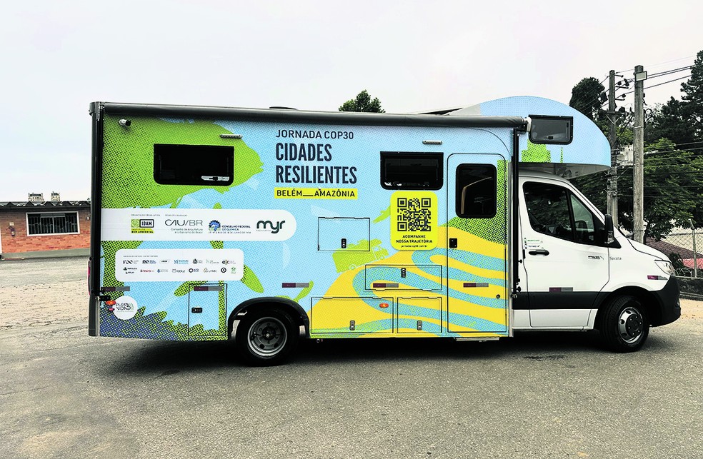 Caravanas' atravessam o Brasil de barco, ônibus e até bicicleta