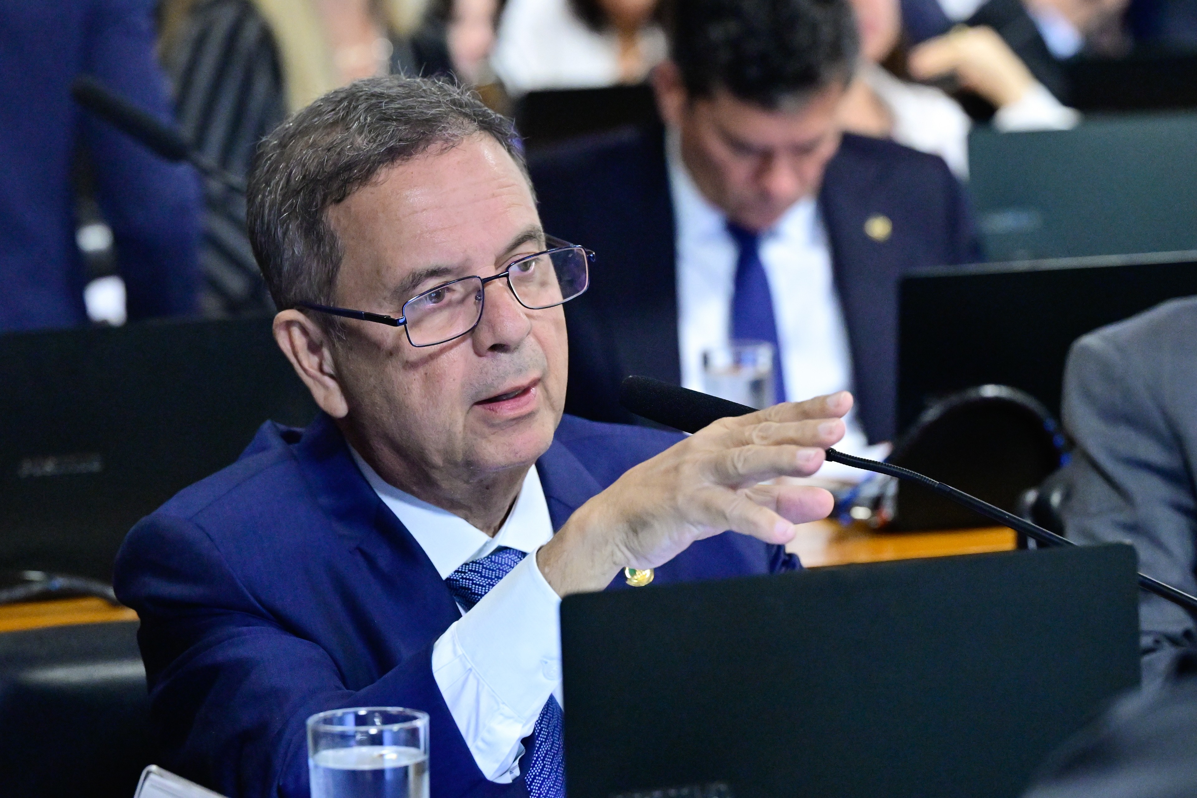 Em oposição ao fim da 6x1, senadores apresentam PEC que cria regime por hora trabalhada