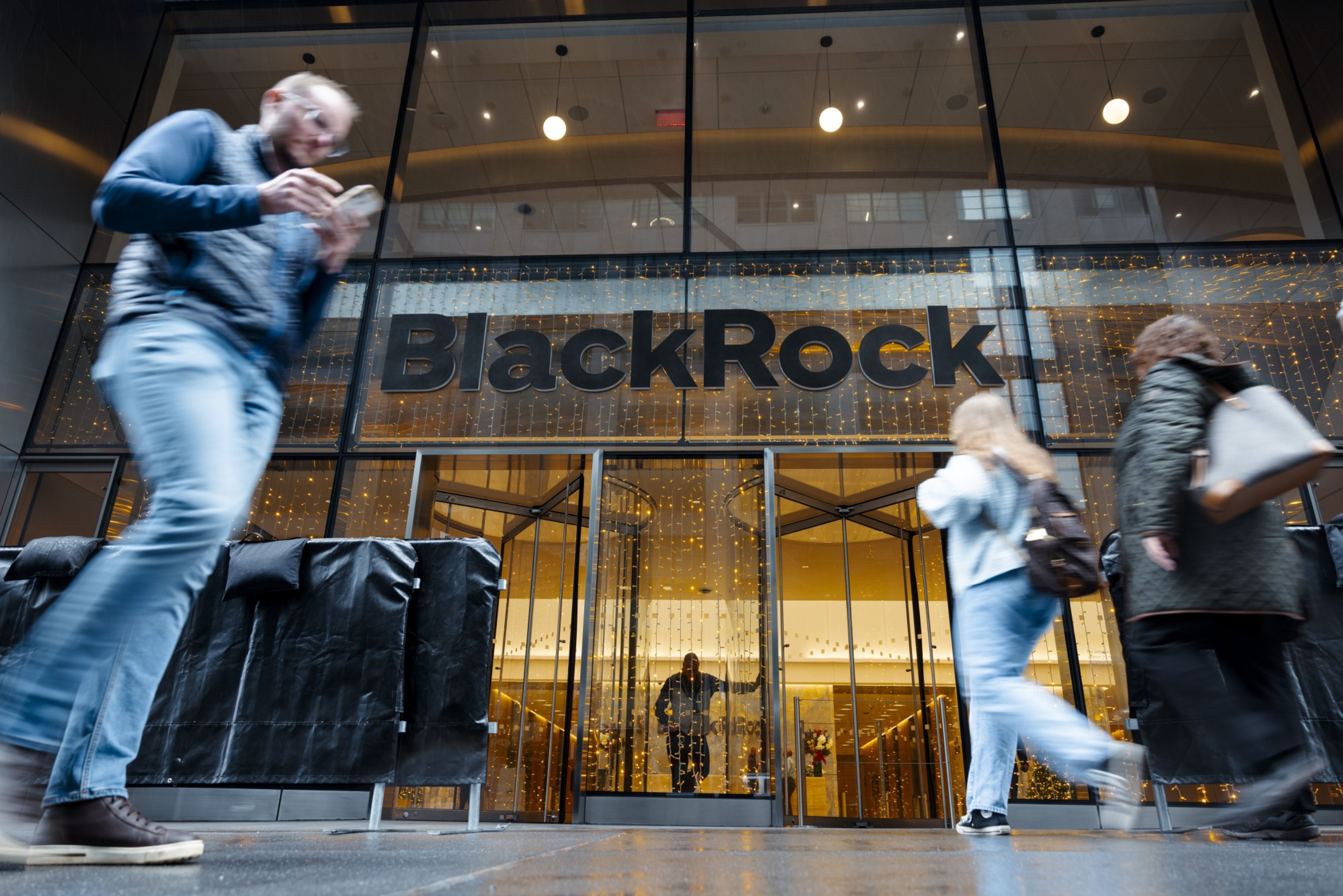 BlackRock listará ETP de bitcoin na Europa após sucesso de ETF nos EUA