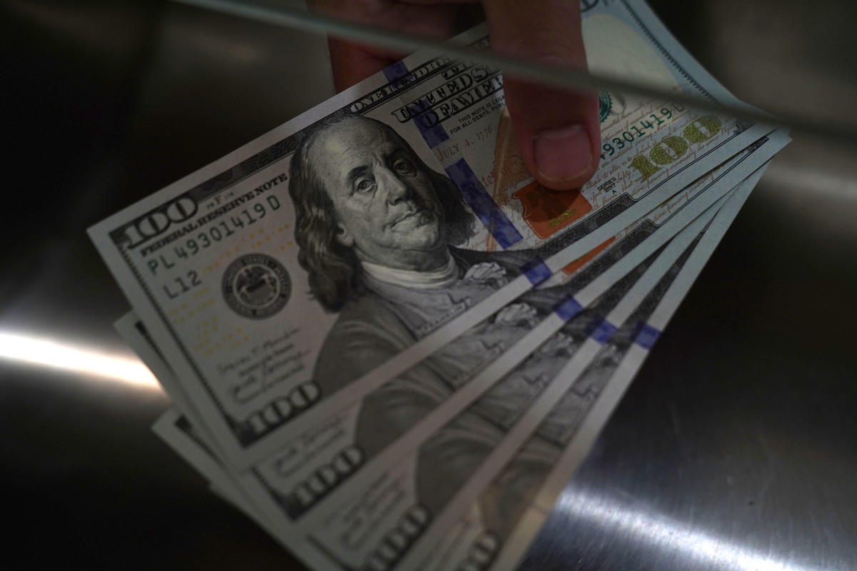 Dólar encerra em leve alta com negociação entre EUA e China no radar