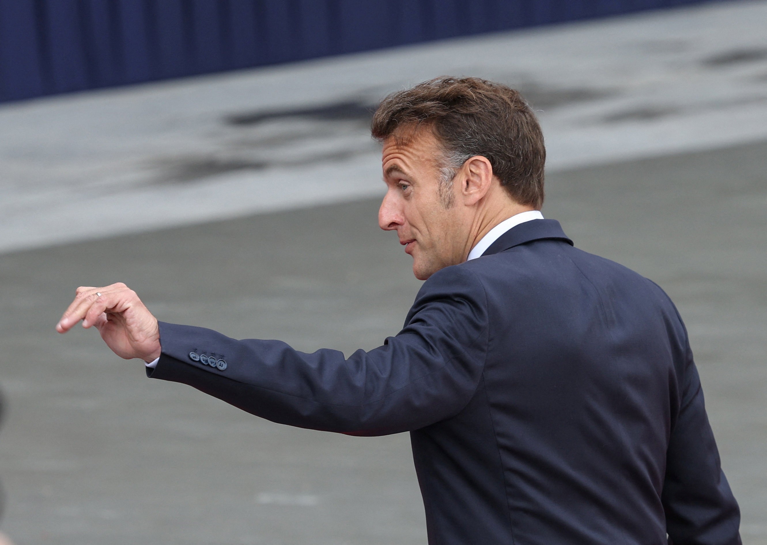 Macron diz que todas opções estão na mesa para responder às tarifas dos EUA sobre automóveis