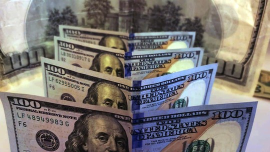 Dólar à vista opera em leve alta após IPCA desacelerar