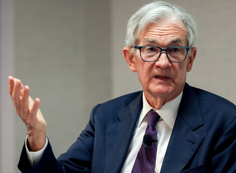 Jerome Powell em coletiva de imprensa após decisão sobre taxa de juros nos EUA.