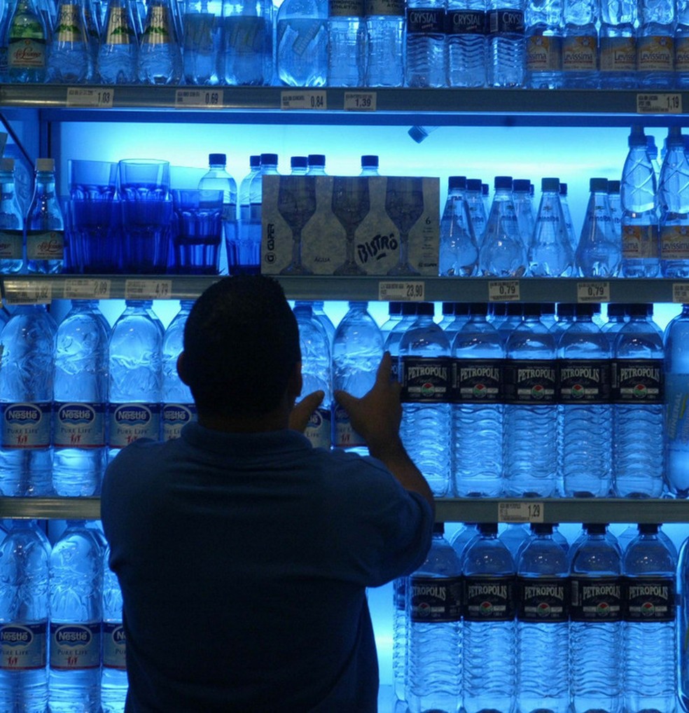 Mercado de água engarrafada cresceu 3,7% em 2017, para 10,3 bilhões de litros — Foto: Joao Wainer/Folhapress