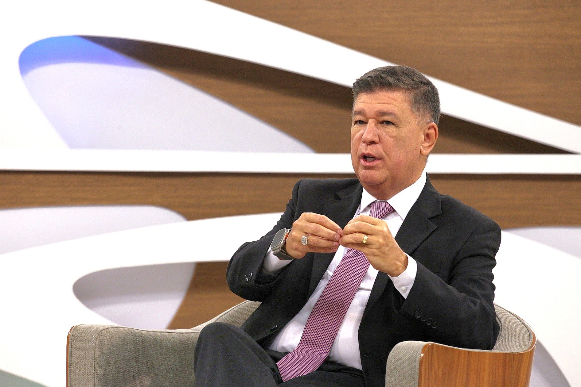 Presidente da CPMI do INSS diz que espera devolução de dados do celular de Vorcaro