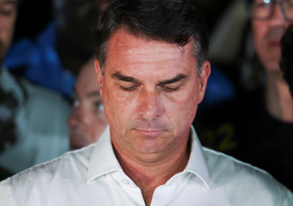 Panorama: Coligação de Lula diz que vontade do Brasil será respeitada, após carta golpista de Flávio Bolsonaro
