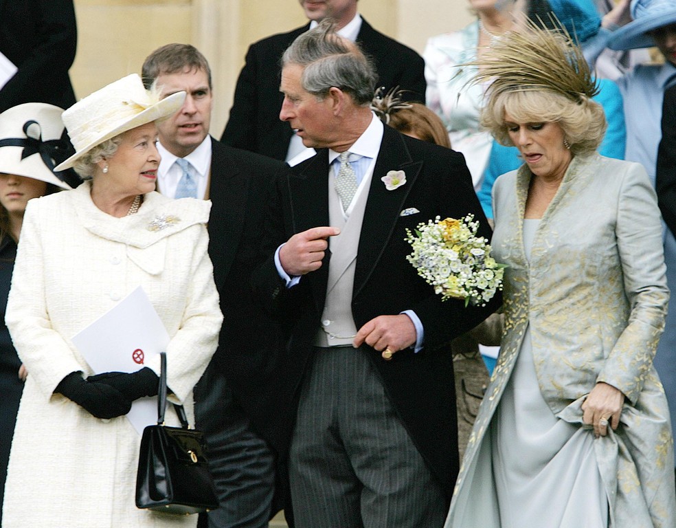 Rainha Elizabeth II ao lado de Charles e da agora rainha consorte, Camilla, em 2005 — Foto: Alastair Grant/AP