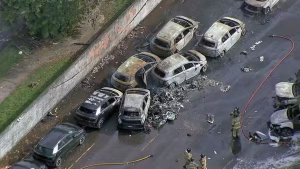 Helicópteros colidem e caem no Recreio dos Bandeirantes, no Rio