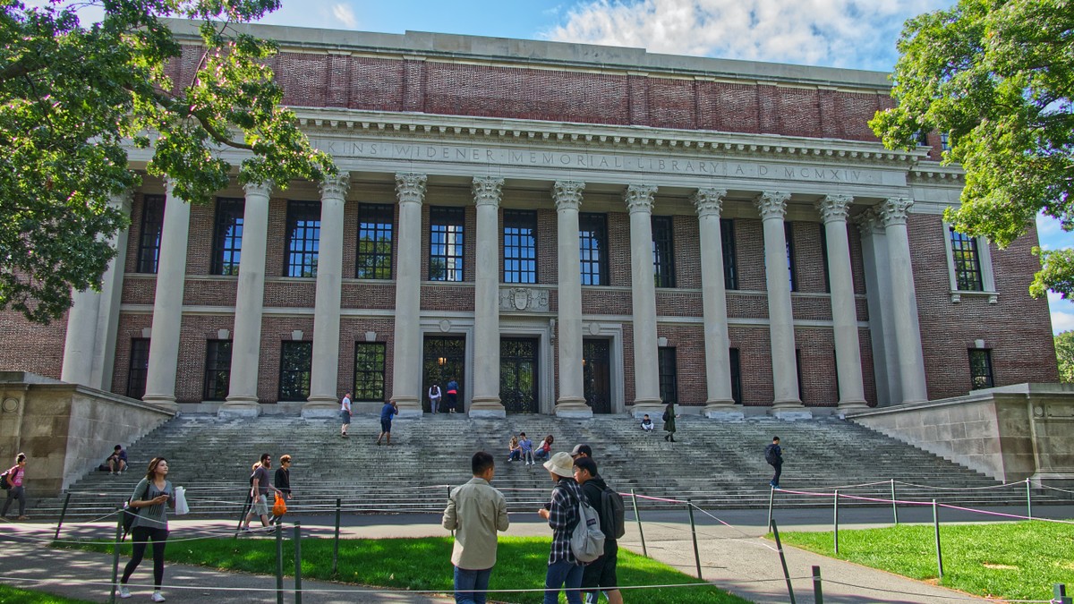 Trump diz que Harvard deveria impor limite de 15% de alunos estrangeiros
