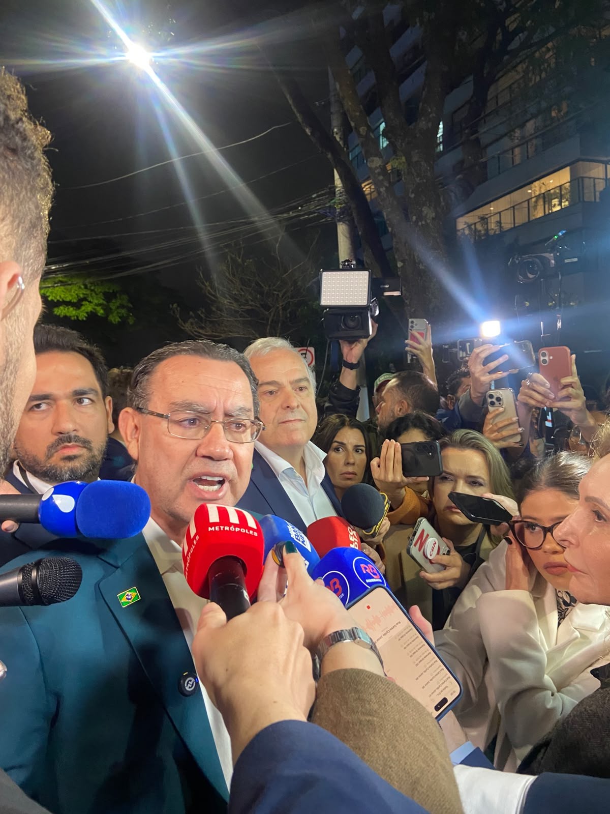 Augusto Cury critica Lula e Flávio, ameaça desistir do debate, mas volta atrás e confirma participação - QTU Questões do Universo