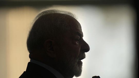 Lula diz que a economia "vai continuar serena" e garantiu que "ninguém vai dar cavalo de pau" 