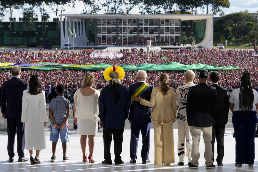 Lula com as pessoas que entregaram a faixa presidencial a ele