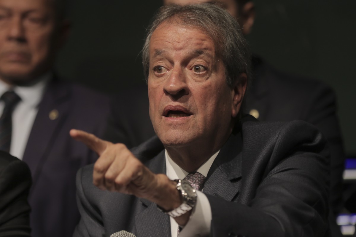 Flávio enfrenta novo revés com decisão contra Costa Neto e pré-campanha completa dois meses de crises