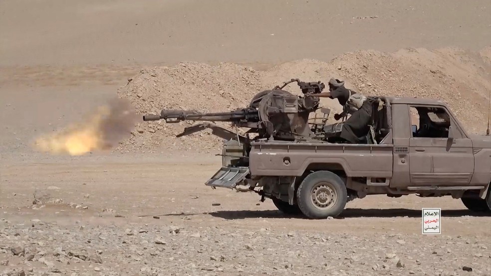Um combatente houthi alinhado ao Irã dispara de um veículo em imagem extraída de um vídeo que, segundo a fonte, mostra combatentes houthis atacando forças apoiadas pela Arábia Saudita na província de Al Jawf, no Iêmen — Foto: HOUTHI MILITARY MEDIA/Divulgação via REUTERS