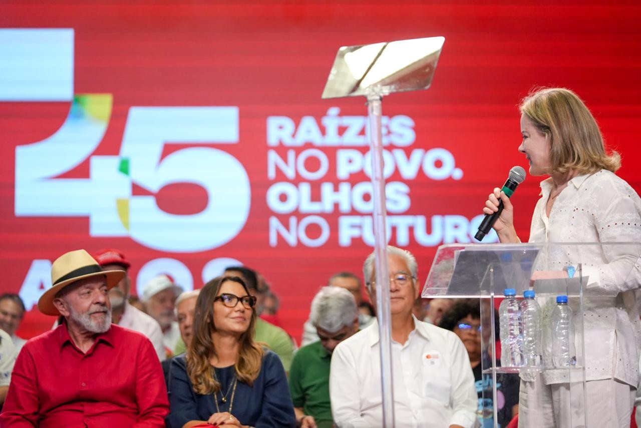 Denúncia contra Bolsonaro é um presente para a democracia no aniversário do PT, diz Gleisi Hoffman