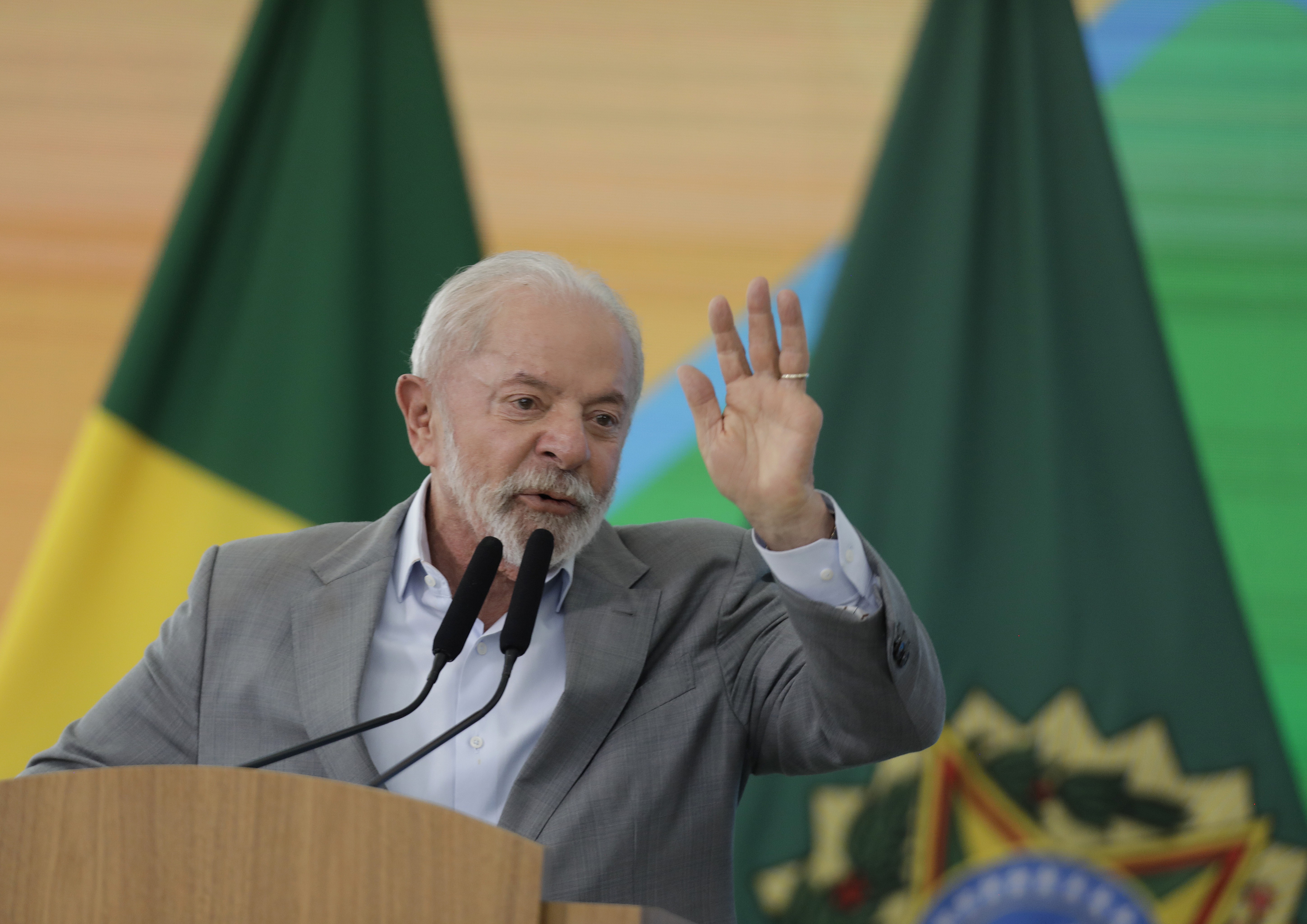 Lula diz que Brasil sempre esteve 'aberto ao diálogo', mas promete 'dar resposta' ao tarifaço